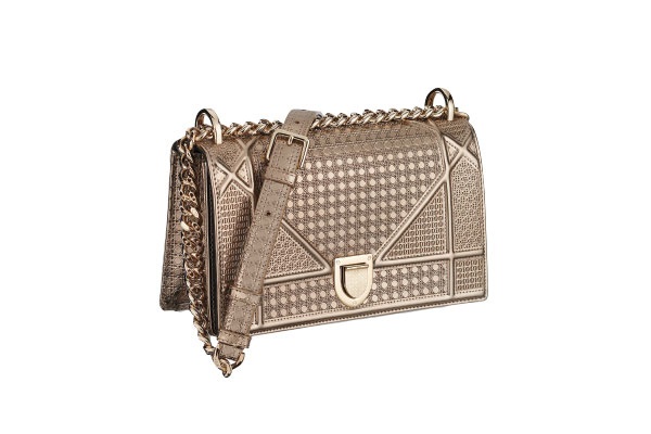 حقيبة «Diorama» من Dior بلون معدني جذاب.