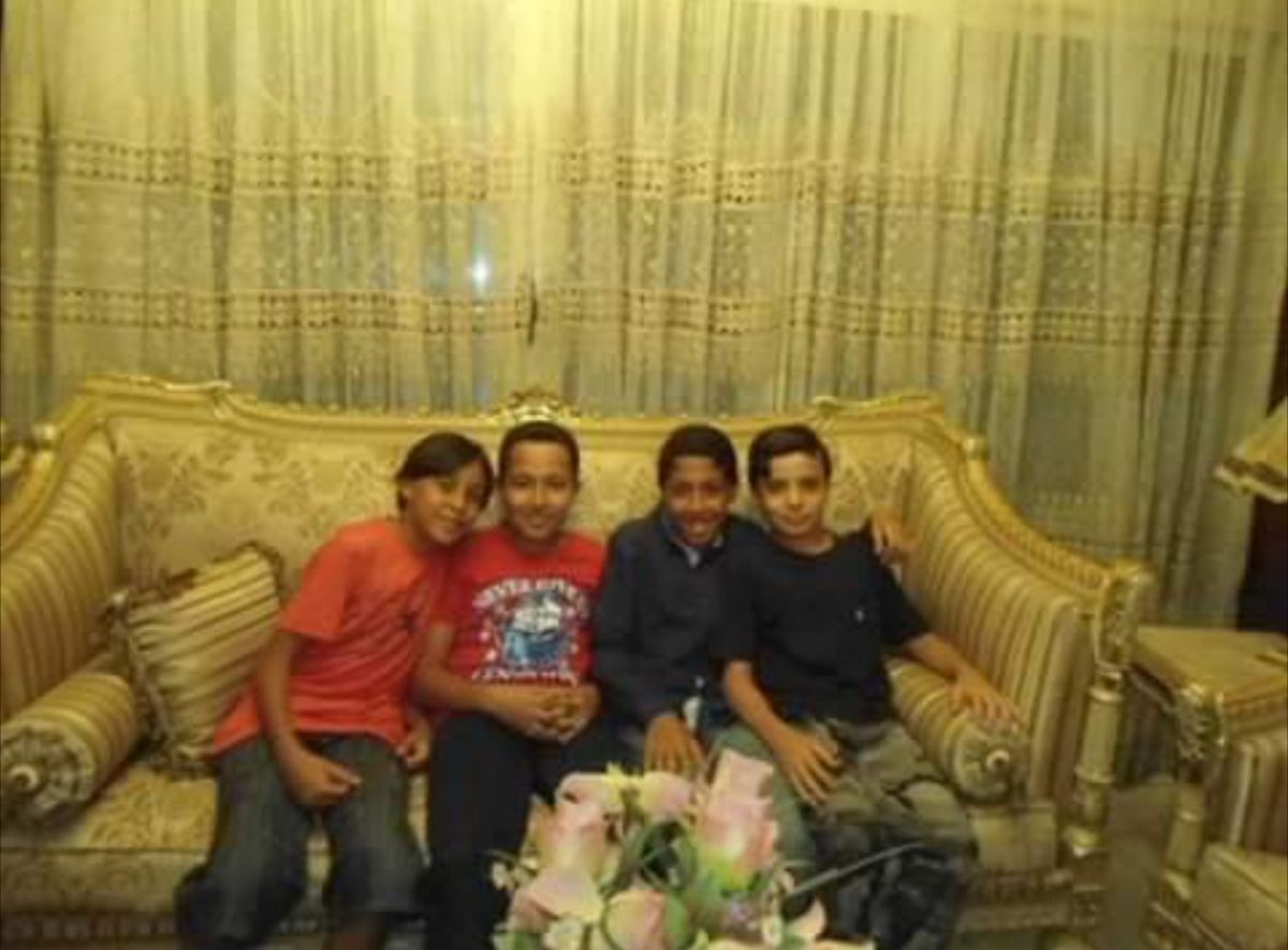 بالصور- طالب يعتدي بشكل وحشي على زميله في المدرسة لن تصدقوا السبب