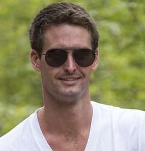 بالصور- هذا الشاب الوسيم أصغر ملياردير في العالم.. لن تصدقوا من هي حبيبته