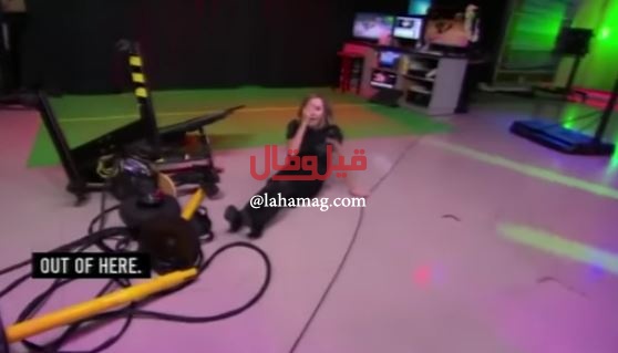بالفيديو - لحظة سقوط مذيعة على الهواء.. شاهدوا ردّ فعلها!!