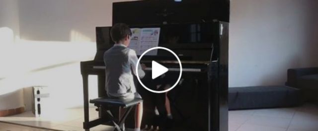 بالفيديو - شاهدوا نجل باسم ياخور الصغير كيف اصبح وروعة عزفه على البيانو!