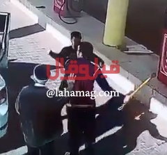 بالفيديو- رجل يضرب عامل محطّة للوقود بمطرقة حديديّة.. والسبب يُشعل 