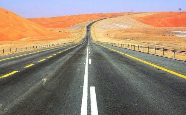 السعوديون والعُمانيون ينتظرون تدشين «طريق الربع الخالي» خلال أيام