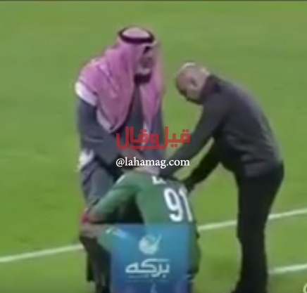 بالفيديو- حارس مرمى يُقبّل قدمي والده أمام الآلاف.. والسبب صادم!!