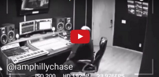 بالفيديو - شاهدوا المغني الأميركي لحظة انفجر به الجوال!