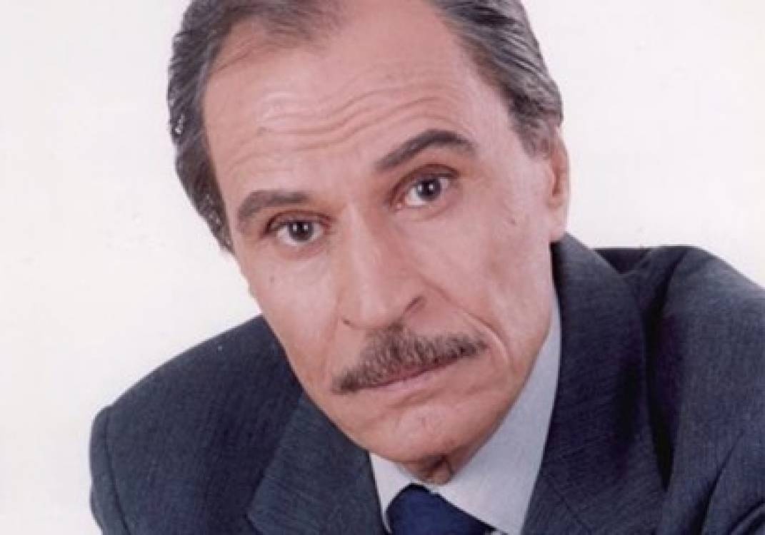 بالصور - عزّت العلايلي في عزاء احمد راتب بعد وعكته الصحية.. كيف أصبح؟!