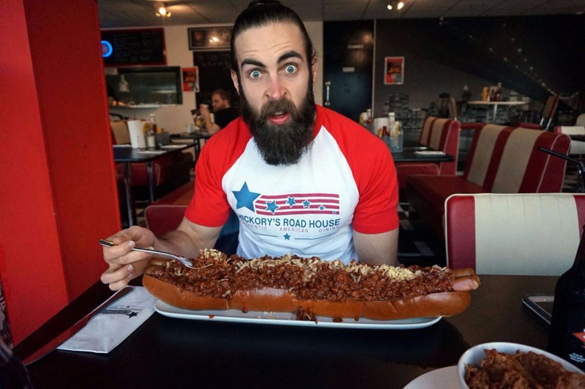 بالصور- يتناول 20 ألف سعرة حرارية في وجبة واحدة.. ولن تصدّقوا كيف يحافظ على رشاقته!