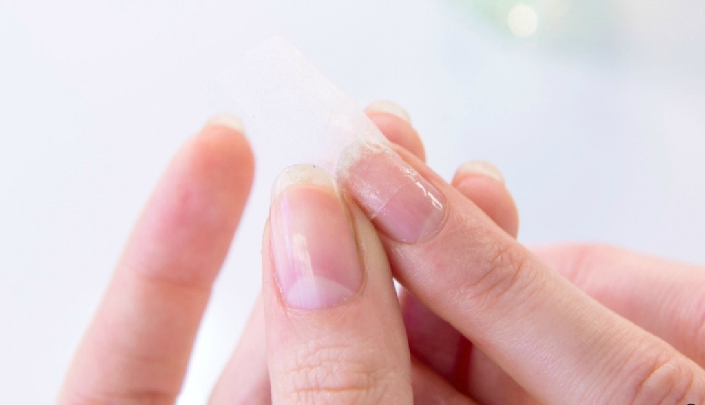 بالفيديو - حيلة مذهلة تُصلح ظفرك المكسور في 5 دقائق.. جربيها!