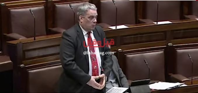 بالفيديو - نائب يتعرض لموقف محرج داخل البرلمان بسبب ربطة العنق!!