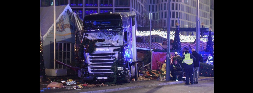 بالصور الأولى - مقتل 9 وإصابة 50 في اقتحام شاحنة لسوق الأعياد ببرلين