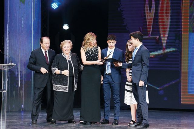 الأميرة الاردنية غيداء طلال محاطة بأولادها وتستلم جائزة تقديرية لانجازات العمر