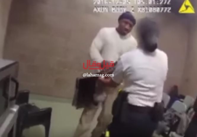بالفيديو - سجين يهجم على شرطية بوحشية.. شاهدوا ماذا حصل!؟