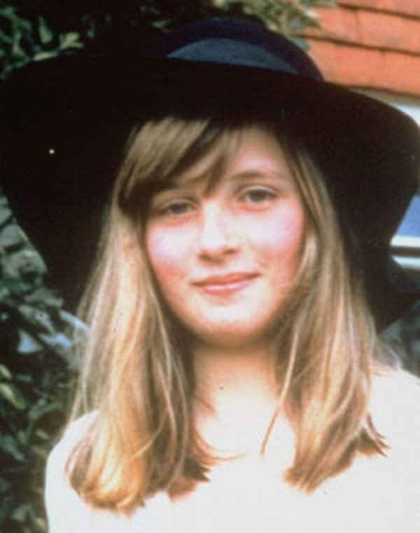 بالصور - تسريحات الأميرة ديانا تحكي قصّة حياتها.. الرقم 4 فُرضت عليها!