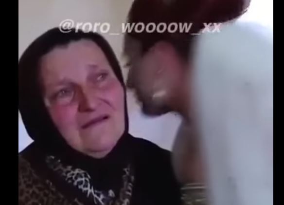 بالفيديو - لقطات مؤثرة لعروس تودع والدتها يوم زفافها