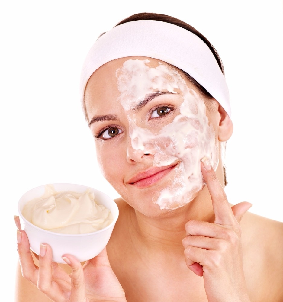 بالفيديو- طبّقي قناع اللبن وانظري في مرآتك بعد دقائق... لن تصدّقي أنّ ما ترينه هو وجهك