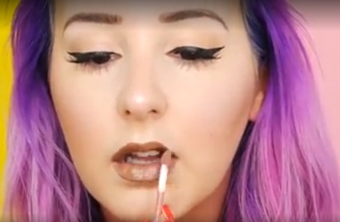 بالفيديو- وضعت 100 طبقة من طلاء الشفاه.. شاهدوا كيف أصبح شكل شفتيها