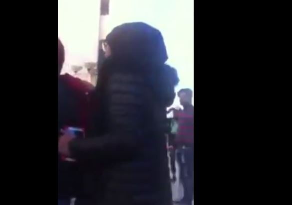 فيديو لاعتداء شبان على طالبة لبنانية داخل معهد يثير جدلاً.. شاهدوا ماذا فعلوا لها؟