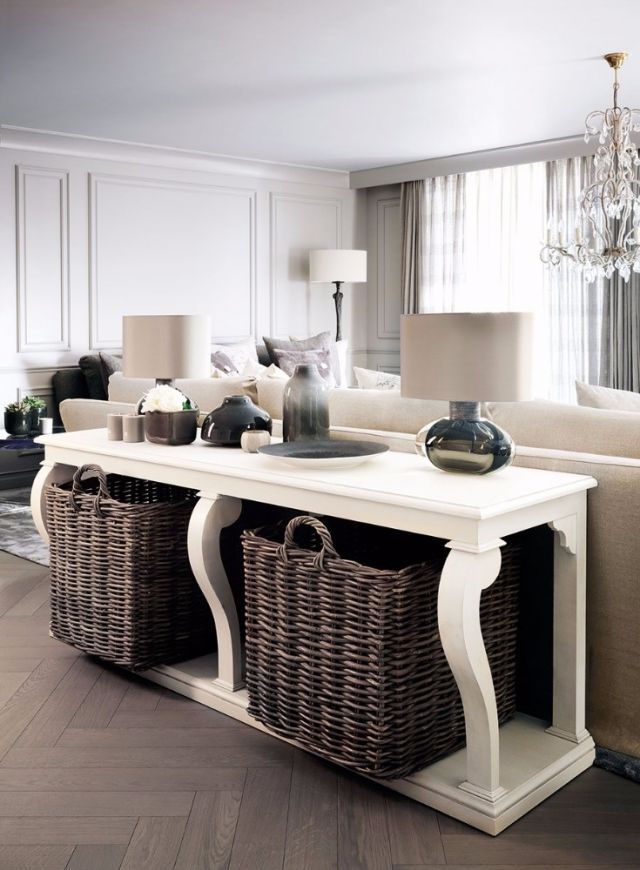 كونسول مبتكر من الخشب يجاور طاولة الطعام ويطل على الصالون