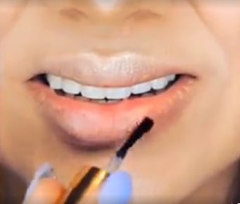 بالفيديو- وضعت طلاء الأظافر على شفتيها والنتيجة صادمة.. شاهدوا ما حصل