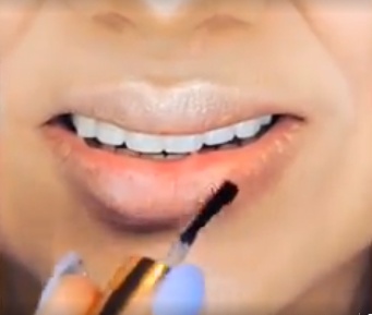 بالفيديو- وضعت طلاء الأظافر على شفتيها والنتيجة صادمة.. شاهدوا ما حصل