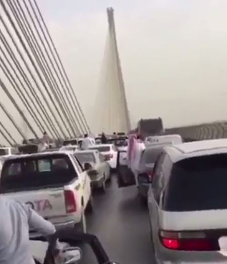 فيديو مروع - سائق متهور يصدم عشرات السيارات على جسر بالسعودية.. شاهدوا ماذا فعل!؟