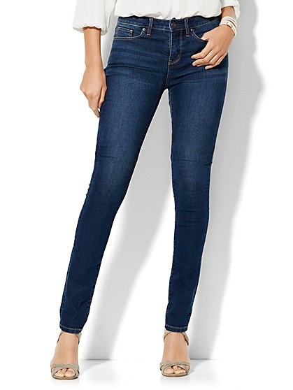 بالصورة- شابة تشتكي على شركة ملبوسات عالميّة.. وتعترض على المقاسات الصغيرة