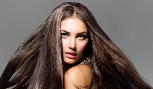 3 خطوات سهلة... لشعر قويّ يحارب التلوّث