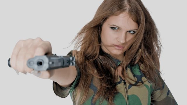 بالصور - نجمة مصرية تهدد زميلتها بمسدس بعد ان هدّدت طليقها! اليكم التفاصيل