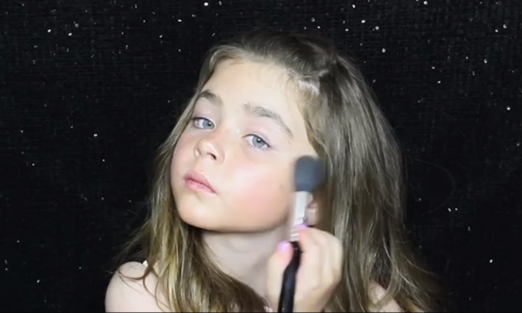 بالفيديو- لن تصدّقي.. فتاة في الـ7 من عمرها تضع الماكياج وتتفوّق على الخبيرات!