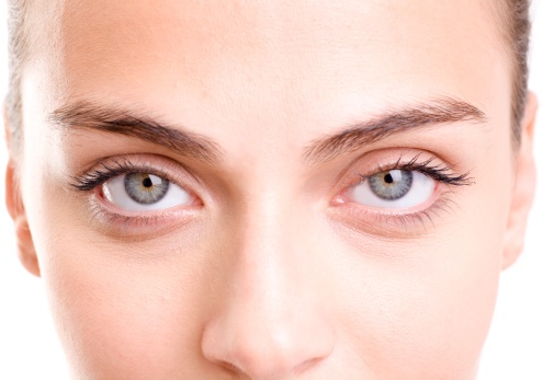 حيلة بسيطة لإزالة الانتفاخ حول العينين