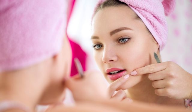 شاهدي أين تظهر البثور على وجهك... واكتشفي من أيّ مرض تعانين