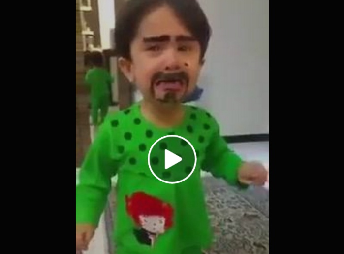 الفيديو - شاهدوا رد فعل طفل فوجئ بوجود شارب ولحية في وجهه!