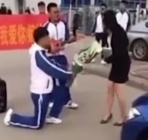 بالفيديو - عرض الزواج على معلّمته... وردّ فعلها صدم الحضور