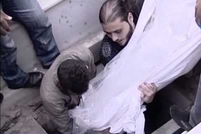 بالصور - فنّان سوري على قبر ابنه بعد مقتله!