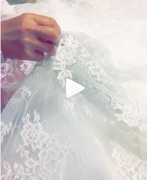 بالفيديو - نجمة لبنانية تحيك فستان الزفاف.. من هي؟!