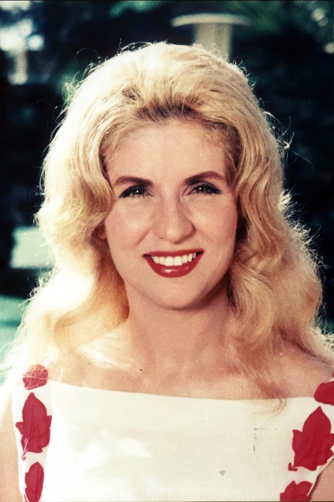 بالصور - تعرّفوا على النجمة التي تفوقت على صباح بعدد الزيجات.. وزوجهما المشترك!