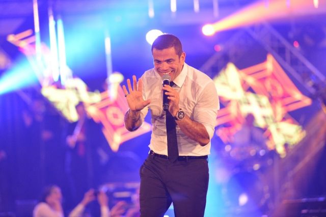 بالصور - اشتباكات بالأيدي في حفلة عمرو دياب.. إليكم ما حدث؟