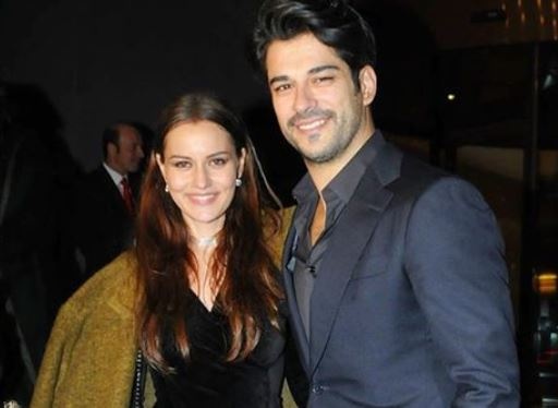 بالفيديو والصور - بوراك أوزجيفيت يطلب الزواج من حبيبته بطريقة أسطورية