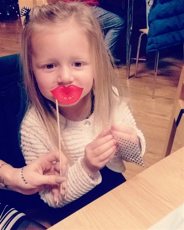 بالصور - طفلة تنقذ والدتها من الموت بطريقة ذكية.. شاهدوا ماذا فعلت!؟