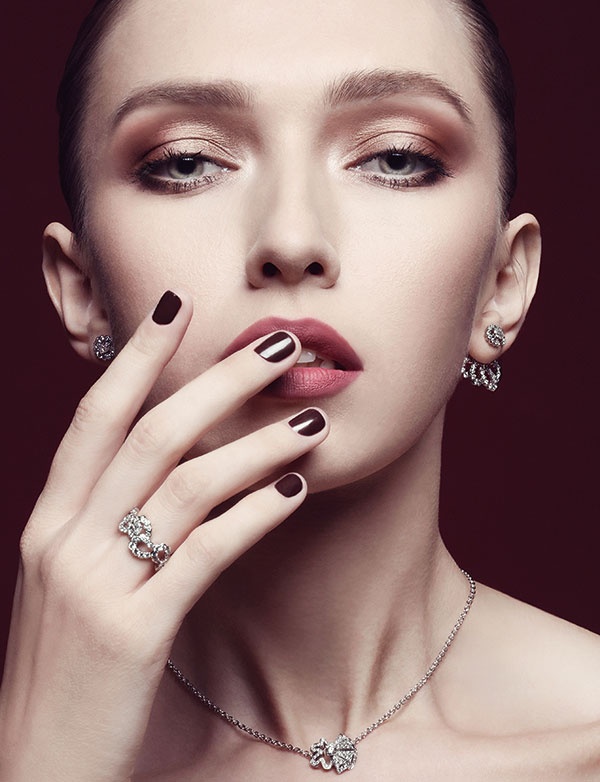 أقراط للأذنين وعقد وخاتم من Archi Dior. 
الكل من 
مجوهرات ديور الراقية.
Dior Fine Jewellery