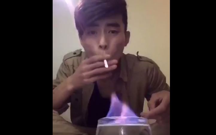 بالفيديو - شاب يشعل النار بنفسه.. وما فعله غريب وصادم!!