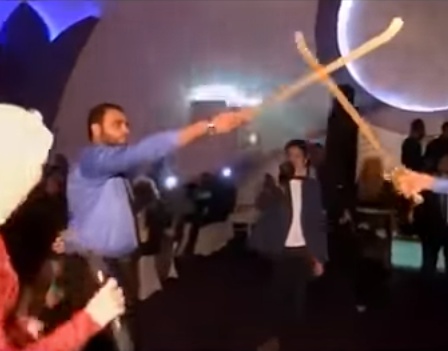 بالفيديو - حبيبان يتقاذفان التهم خلال حفل خطوبتهما ويشعلان الانترنت