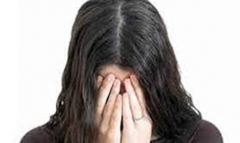 شابة تطلب الطلاق من زوجها بسبب ارتدائه للملابس النسائية.. وهكذا تصرف الليلة الاولى من زواجه!!