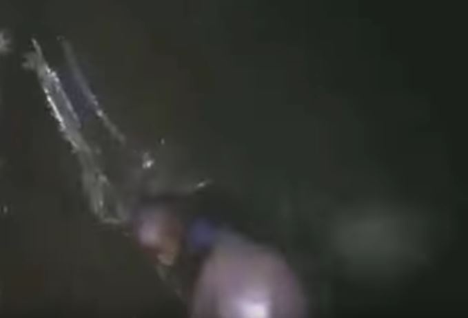 بالفيديو - أم تلقي ابنها في خزان مياه.. وما حدث معجزة إلهية!