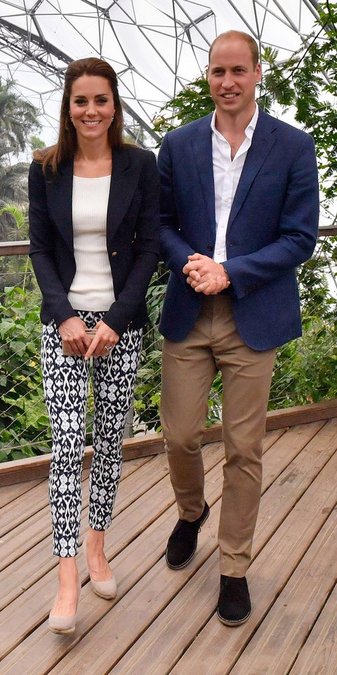 كايت في إطلالاتها اليومية بسروال مطبع بطول الكاحل من Gap