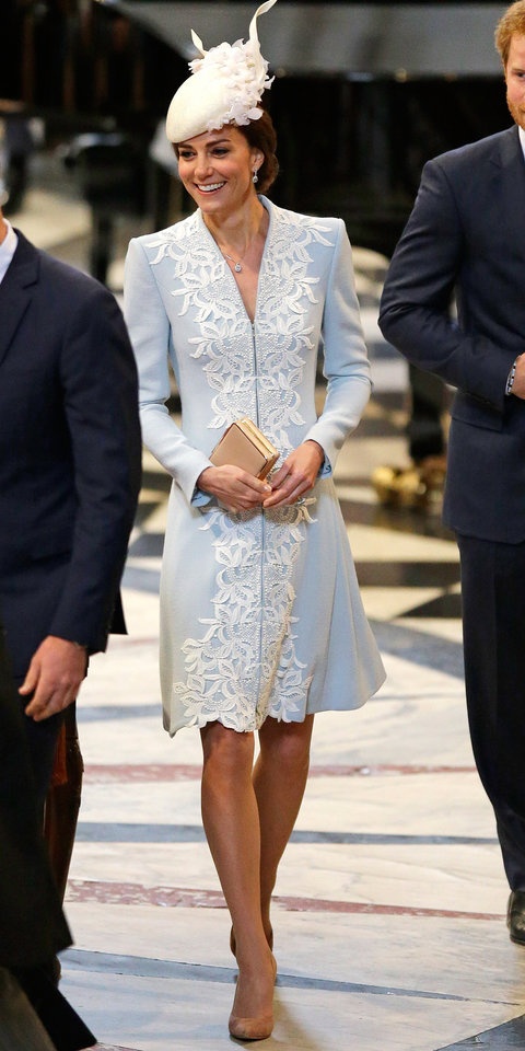 مميزة خلال حفل عيد ميلاد الملكة إليذابيث الـ 90 بفستان باللون الأزرق الناعم والمطرز بالأبيض من Catherine Walker