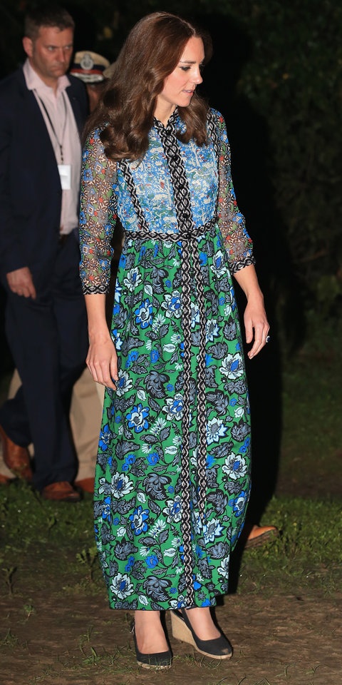 الدوقة بفستان من Anna Fui