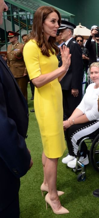 الدوقة بفستان أصفر ملفت من علامة Roksanda