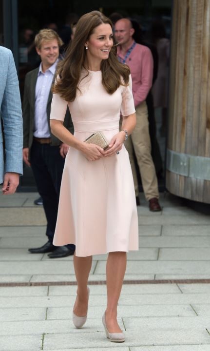 الدوقة تتألق بفستان زهريّ ناعم من Alexander McQueen  خلال زيارتها لـ Truro وNewquay  في Cornwall