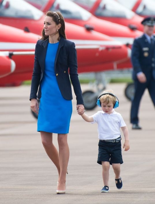 كايت متألقة بفستان باللون الأزرق من Stella McCartney